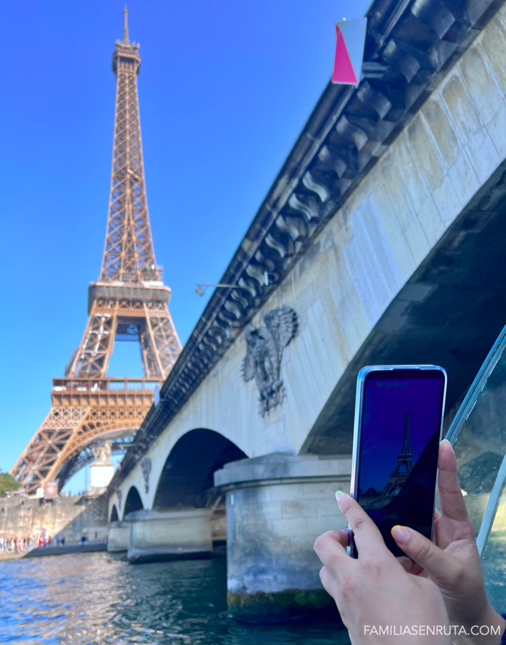 Torre Eiffel con adolescentes