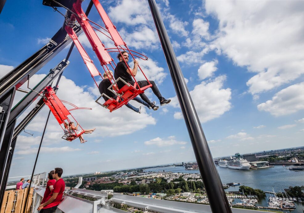 Adam Lookout Amsterdam con adolescentes