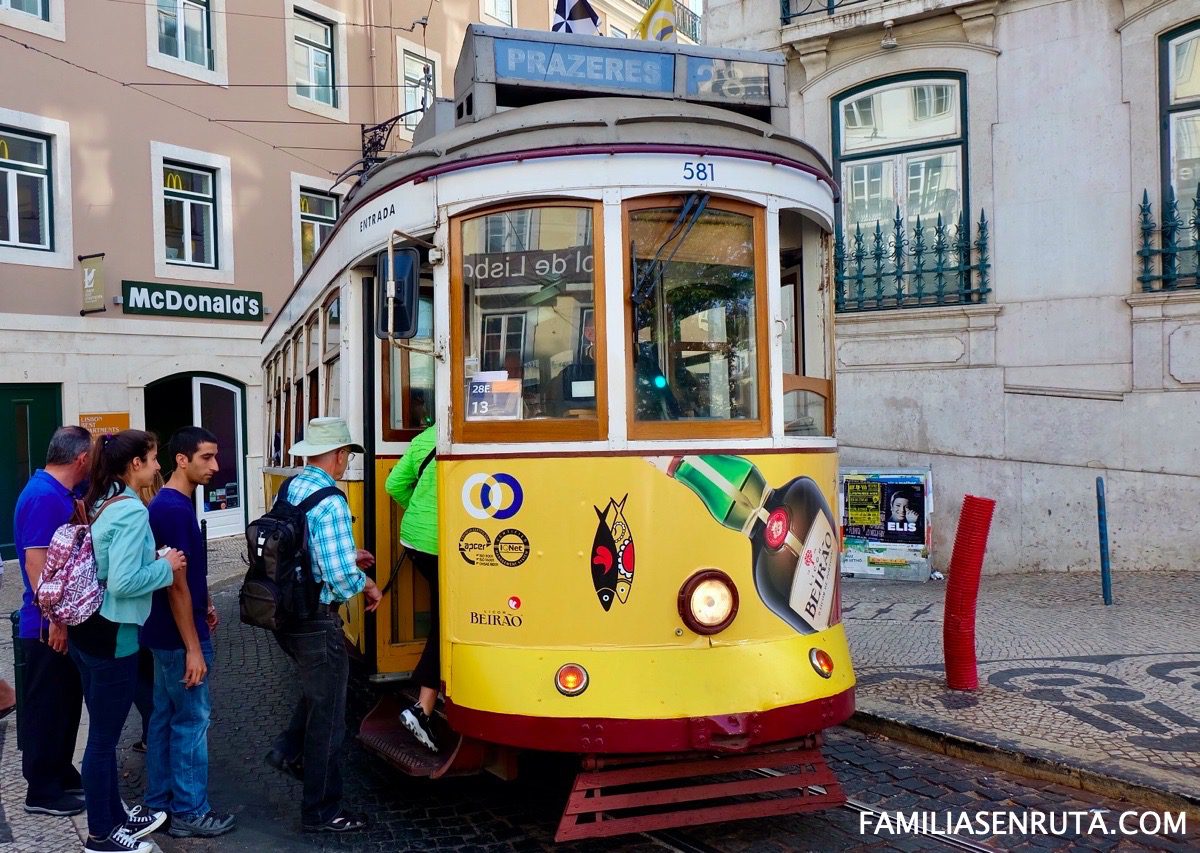 tranvia 28 en Lisboa con niños