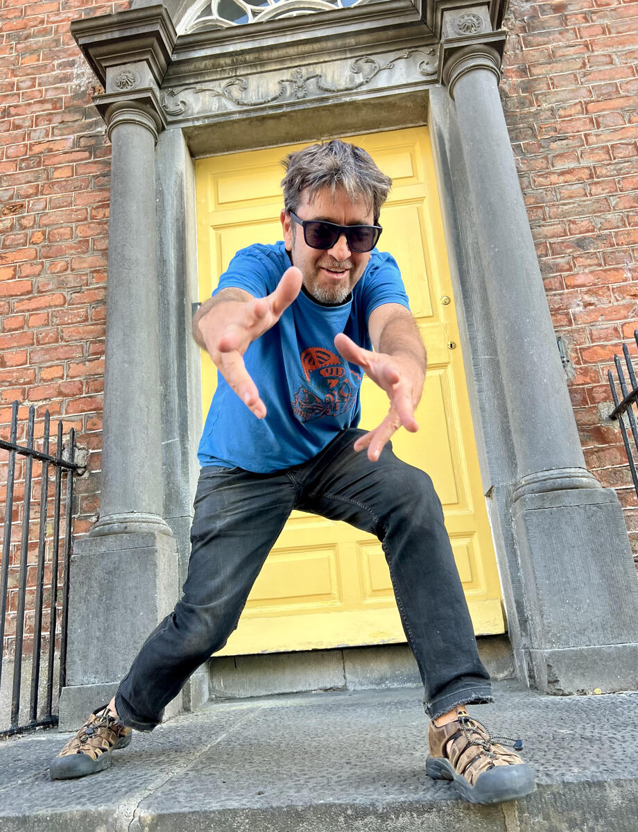 Max López con unos portales famosos de Irlanda a sus espaldas