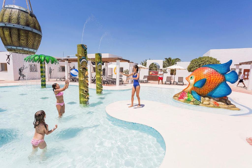 Bebes hotel Grand Palladium Palace Ibiza Resort & Spa — Playa d'en Bossa